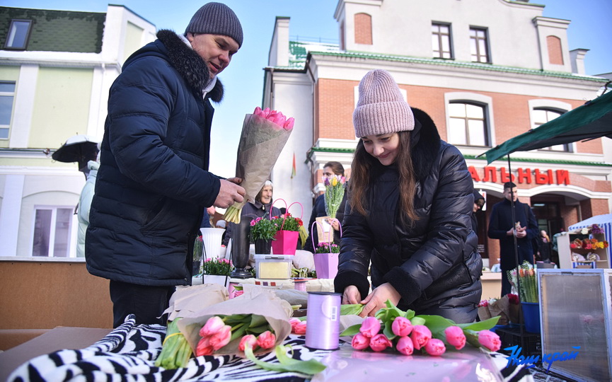 Красивая ярмарка в Барановичах: лучший подарок для женщины –цветы