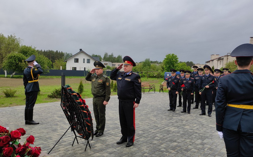 sotrudniki-departamenta-okhrany-mvd-pochtili-pamyat-pogibshikh-v-baranovichakh-letchikov-_3.jpg