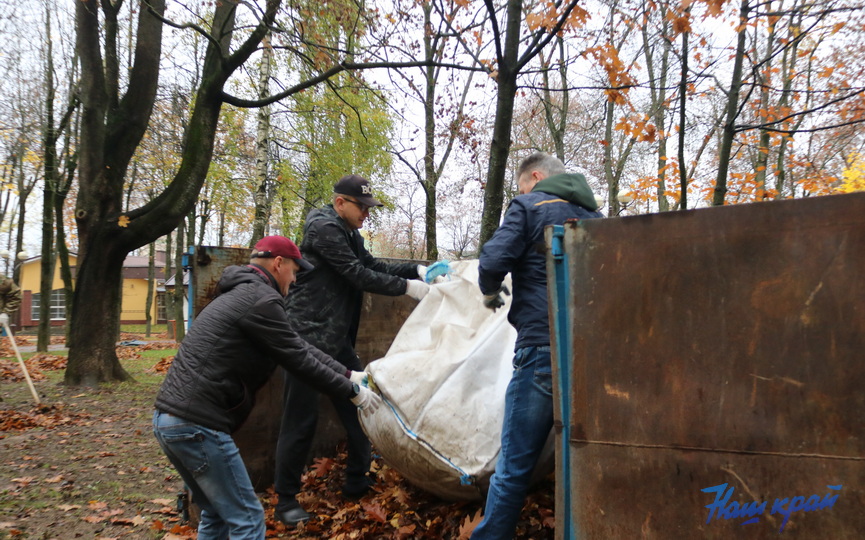 kak-v-baranovichakh-prokhodit-uborka-parka_03.JPG