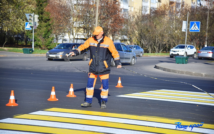 fotofakt-na-prospekte-sovetskom-v-baranovichakh-nanosyat-razmetku- (7).JPG