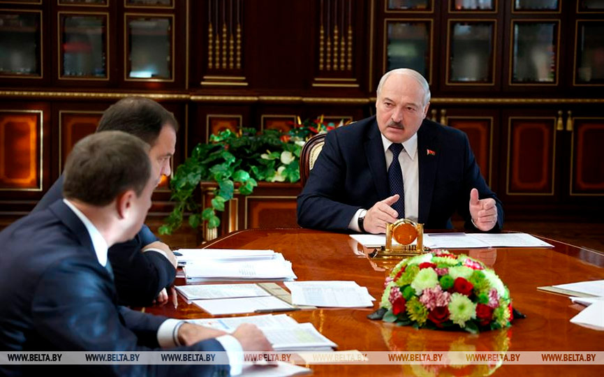 chto-s-ehkonomikoj-i-cenami-i-zachem-lukashenko-vstretitsya-s-putinym-prezident-prinyal-s-dokladom-golovchenko4.jpg