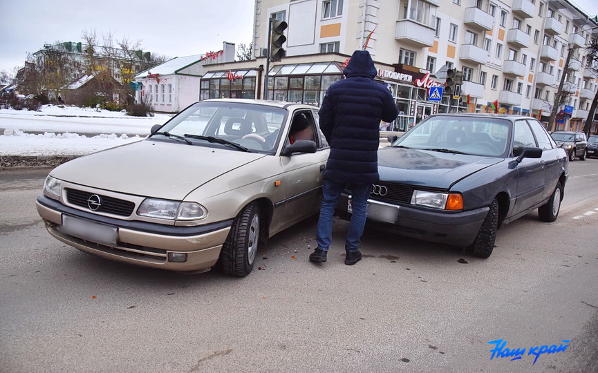 fotofakt-opel-pritersya-k-audi-v-centre_2.JPG