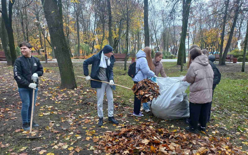 shkolniki-prodolzhili-uborku-territorii-gorodskogo-parka_03.jpg