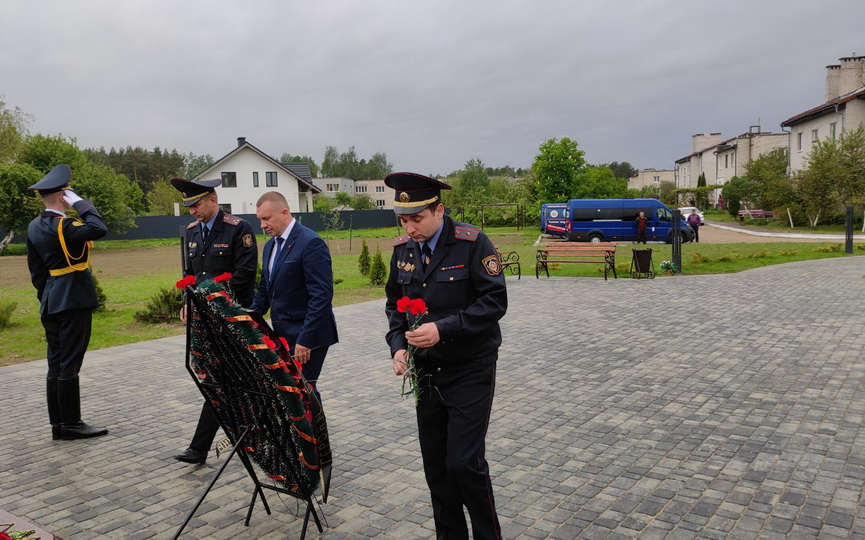 sotrudniki-departamenta-okhrany-mvd-pochtili-pamyat-pogibshikh-v-baranovichakh-letchikov-_4.jpg