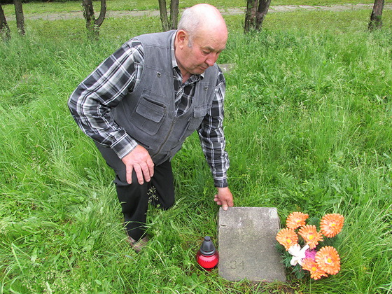 Дмитрий Виршич на могиле отца