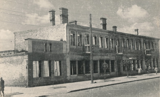 Разрушенное здание по ул. Советской (современный музей). Июль 1944